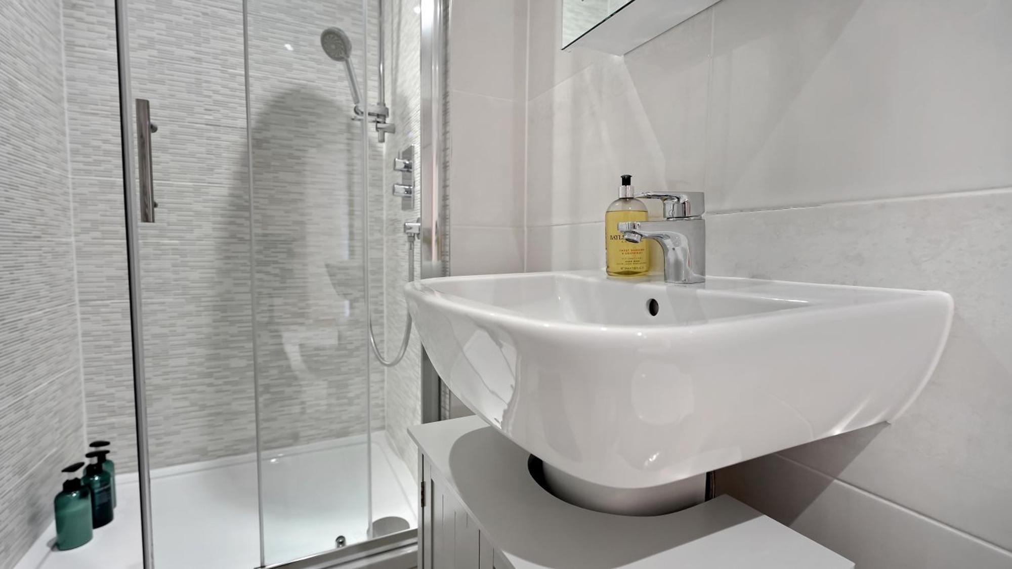 Modern And Spacious Penthouse Apartment In Putney With Free Parking ロンドン エクステリア 写真
